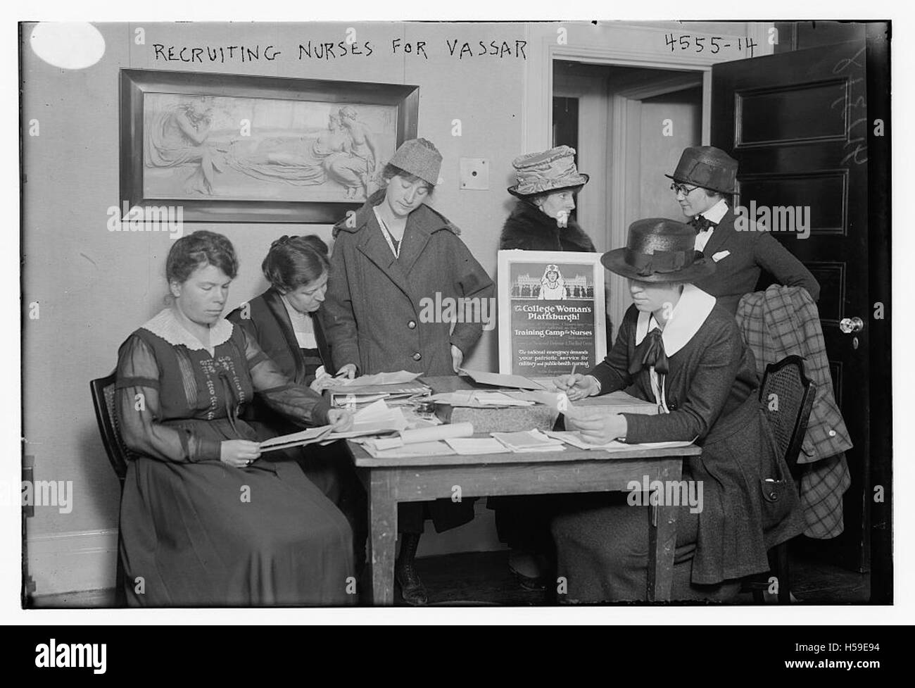 Dieses historische Bild zeigt die Rekrutierung von Krankenschwestern für den Krieg. Das Bild stammt wahrscheinlich aus einer Kriegszeit, in der Krankenschwestern für militärische Operationen von entscheidender Bedeutung waren, was die entscheidende Rolle der medizinischen Fachkräfte in Konfliktzeiten verdeutlicht. Stockfoto