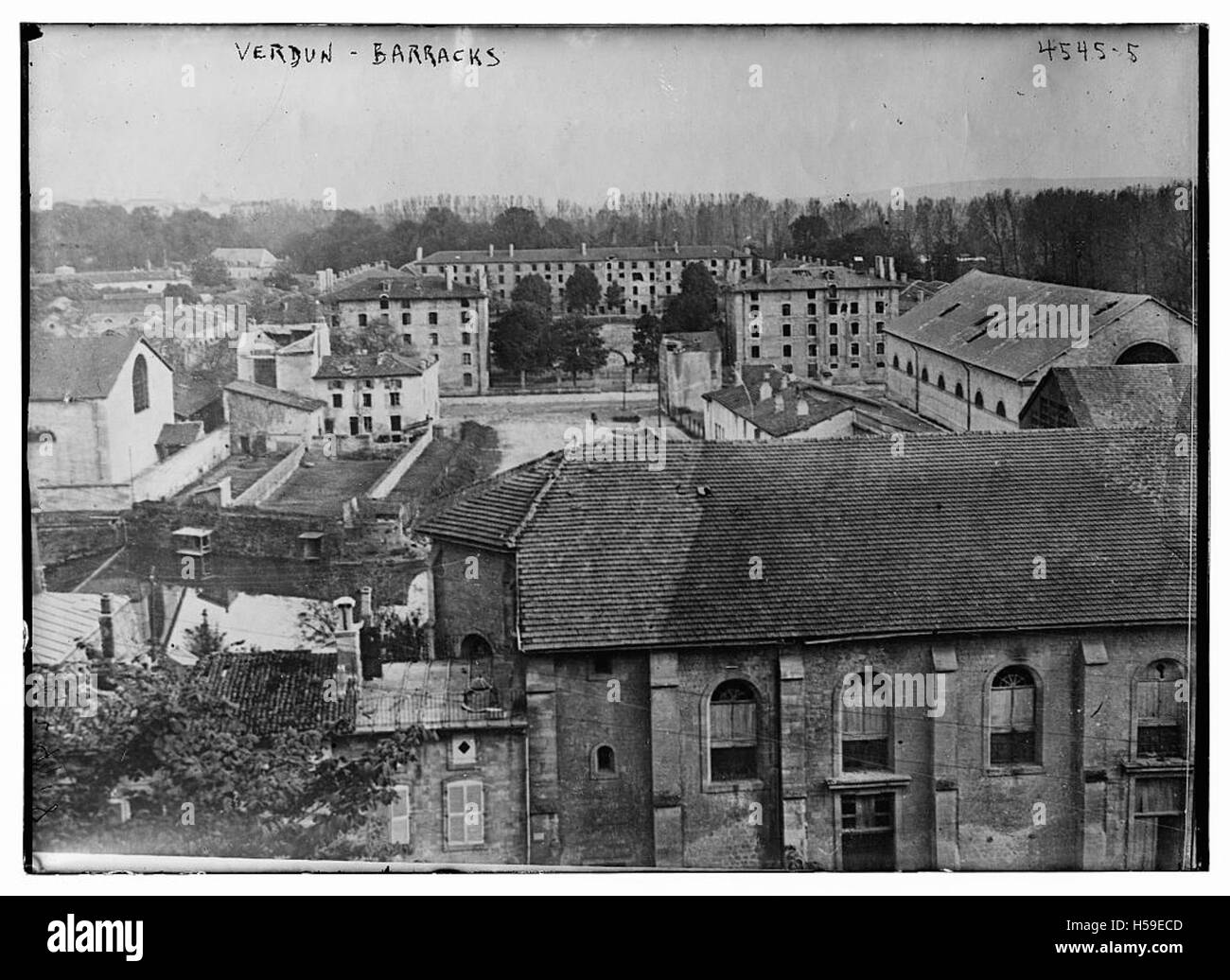 Verdun-Barr bezeichnet die Schlacht von Verdun, eine große Schlacht im Ersten Weltkrieg, die in Frankreich, insbesondere in der Nähe der Region Verdun, ausgetragen wurde. Der Begriff „Barr“ bezieht sich auf einen Ort oder eine Einheit, die an der Schlacht beteiligt war, die zu den längsten und kostspieligsten Angriffen des Krieges gehörte. Stockfoto