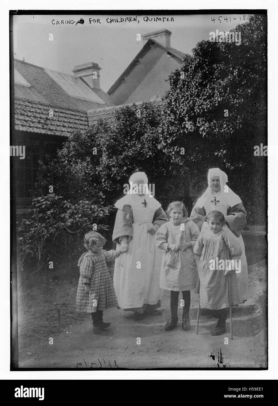 Der Titel bezieht sich auf ein Bild oder einen Kontext, in dem Kinder betreut werden, wahrscheinlich in einem bestimmten kulturellen oder historischen Umfeld. Für weitere Details ist ein weiterer Kontext erforderlich. Stockfoto