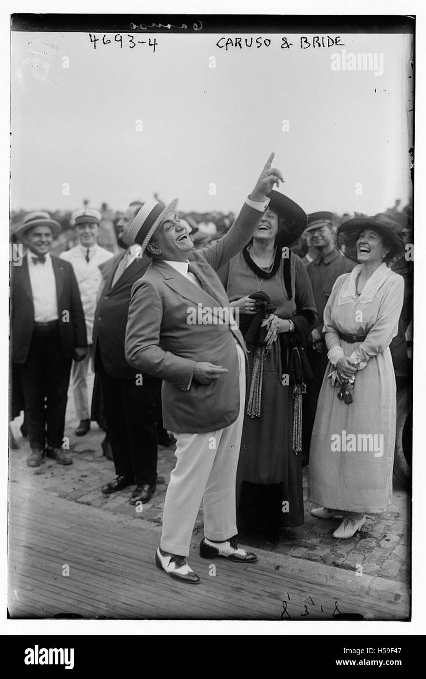 Das Bild zeigt eine künstlerische Darstellung in Bezug auf Caruso, wahrscheinlich eine bemerkenswerte Figur wie den berühmten Tenor Enrico Caruso, der während seiner Karriere oder eines damit verbundenen Ereignisses aufgenommen wurde. Stockfoto