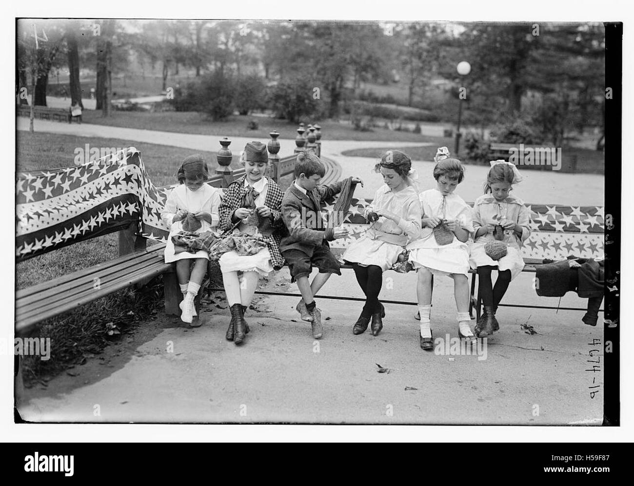 Ein Foto, das eine Person zeigt, die strickt, und das traditionelle Strickhandwerk als praktische Fähigkeit und künstlerische Ausdrucksform hervorhebt. Diese Fertigkeit wurde über Generationen weitergegeben und ist nach wie vor ein wesentlicher Bestandteil vieler Kulturen. Stockfoto