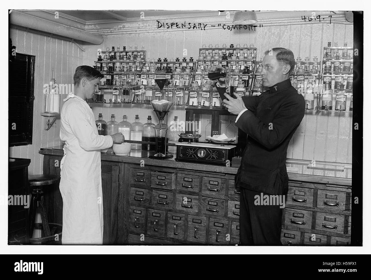 Der Titel bezieht sich auf eine Apotheke, möglicherweise aus einem historischen oder medizinischen Kontext. Der Begriff „COM“ könnte den Standort oder die Organisation der Ausgabestelle angeben, die eine Rolle im Gesundheitswesen oder in der Pharmazie spielte. Stockfoto
