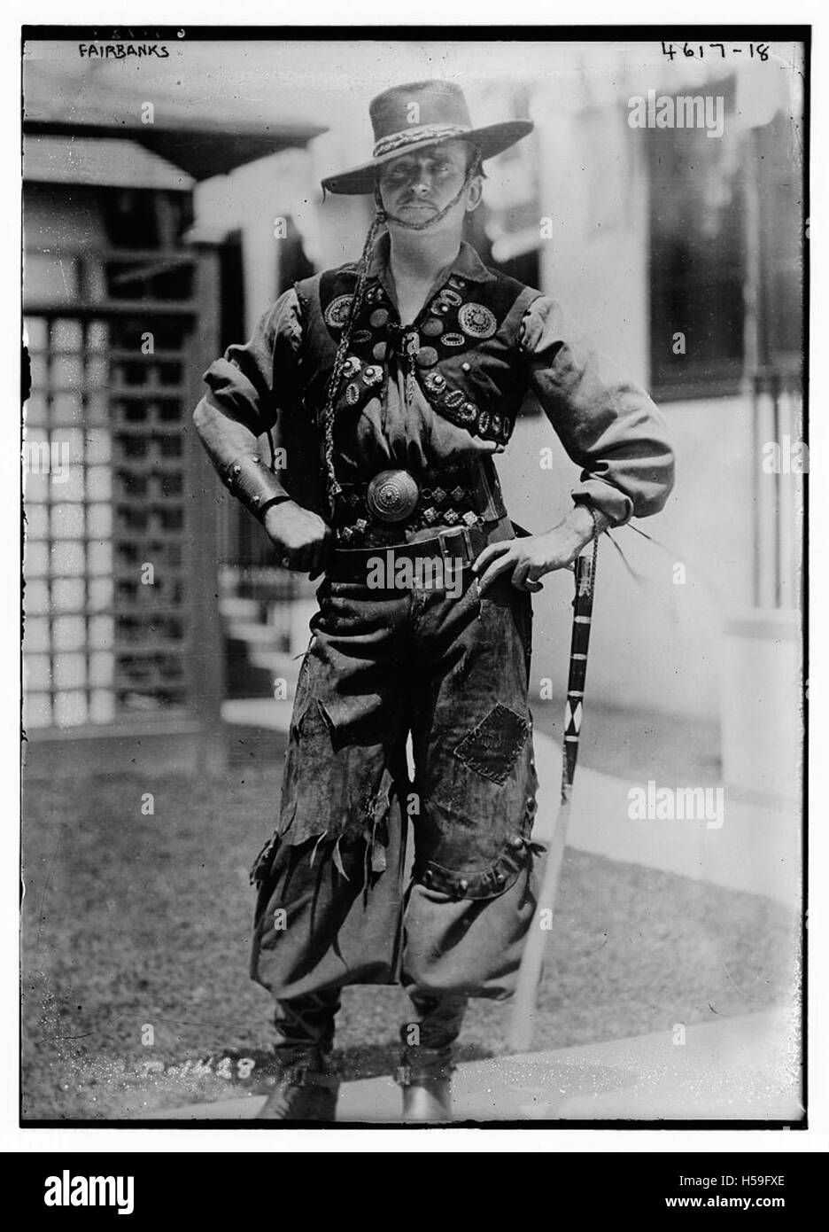 Eine Anspielung auf Douglas Fairbanks, einen legendären Schauspieler im frühen Kino, bekannt für seine Rollen in Stummfilmen. Er war in den 1910er und 1920er Jahren eine wichtige Figur in Hollywood und trug maßgeblich zur Entwicklung von Action-Adventure-Filmen bei. Stockfoto