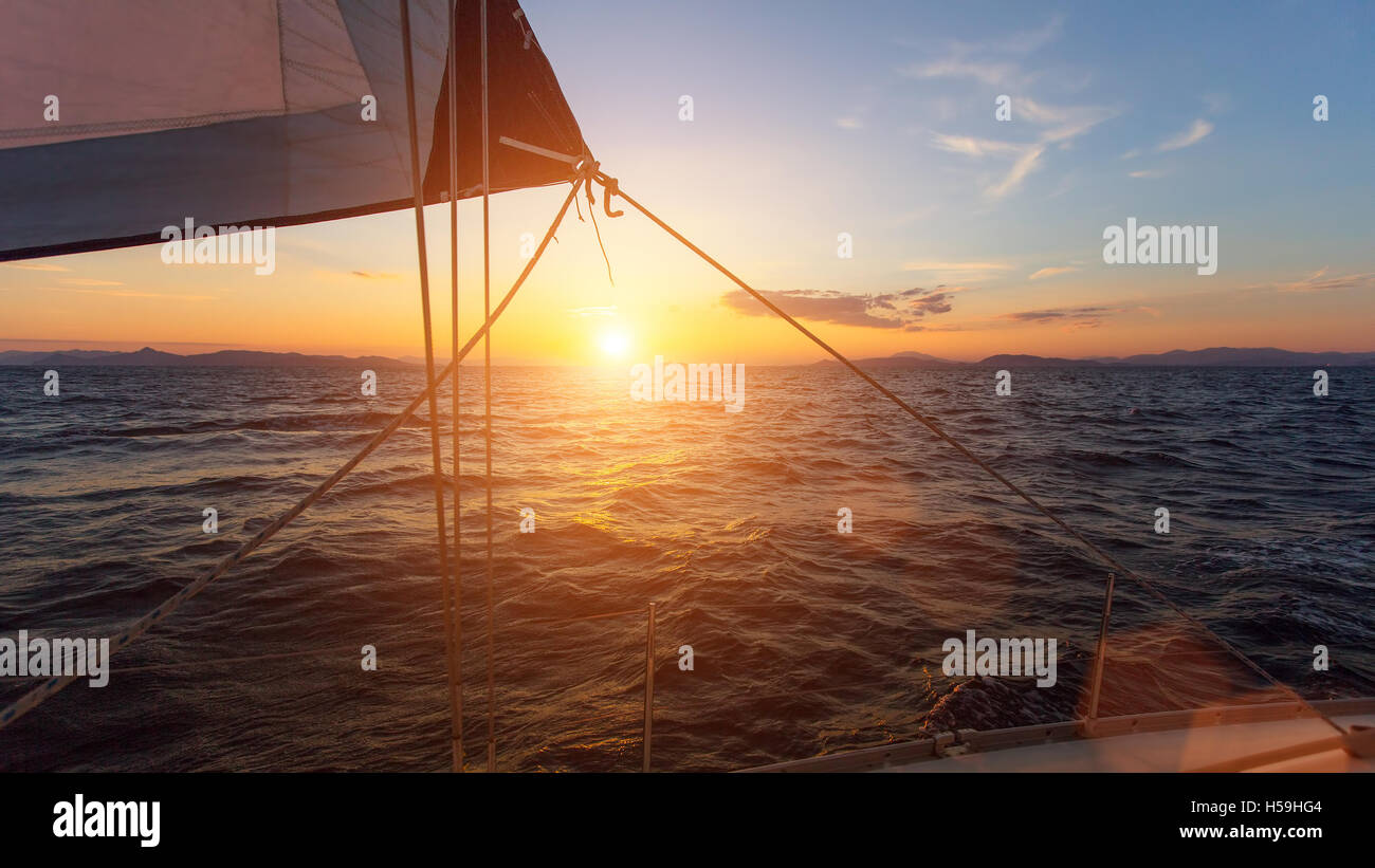 Atemberaubenden Sonnenuntergang mit Segelyachten im Meer. Stockfoto