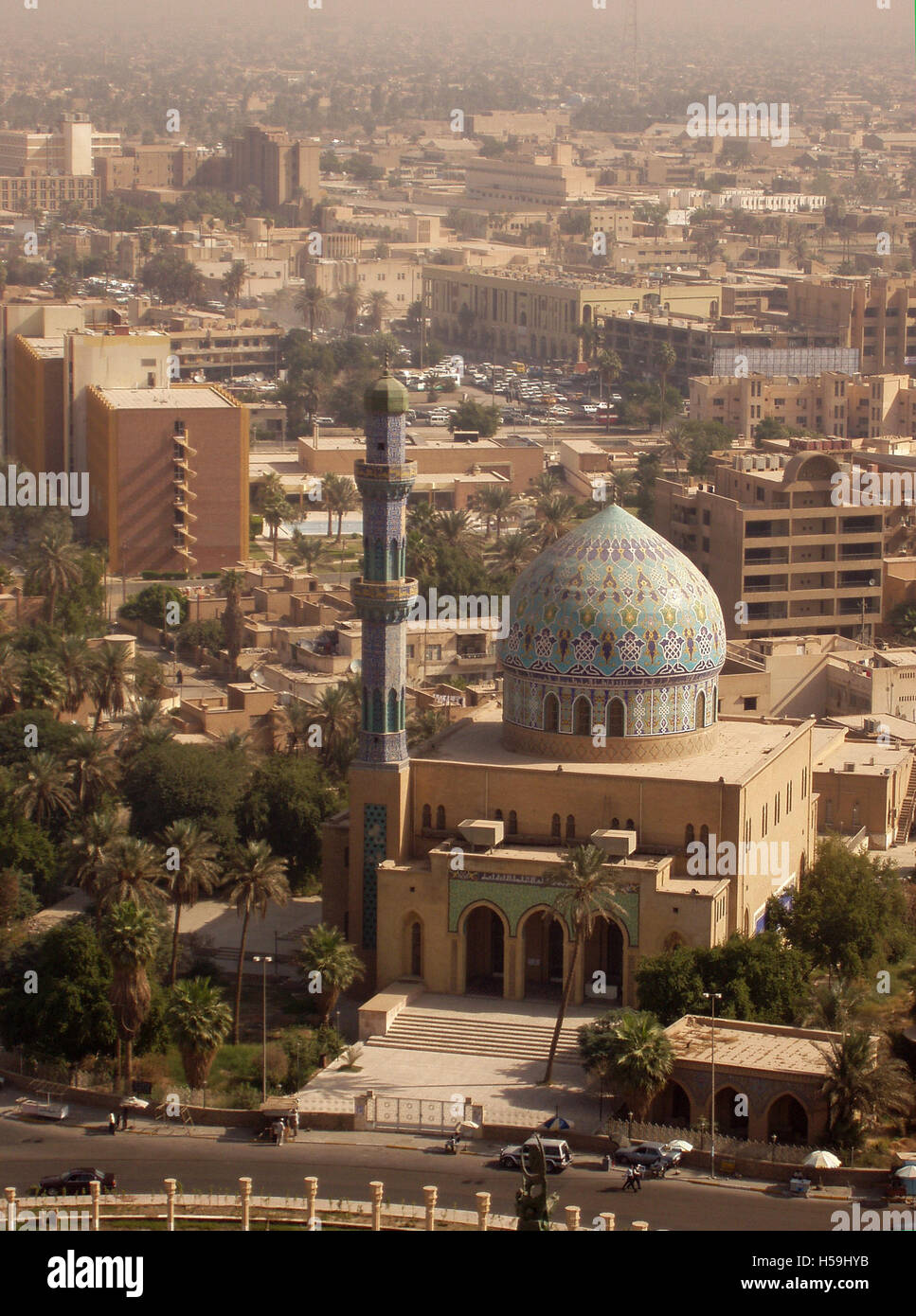November 2003 Der Blick nach Osten vom Dach des Sheraton Hotels in Bagdad: Die 17 Ramadan-Moschee und die Stadt darüber hinaus. Stockfoto
