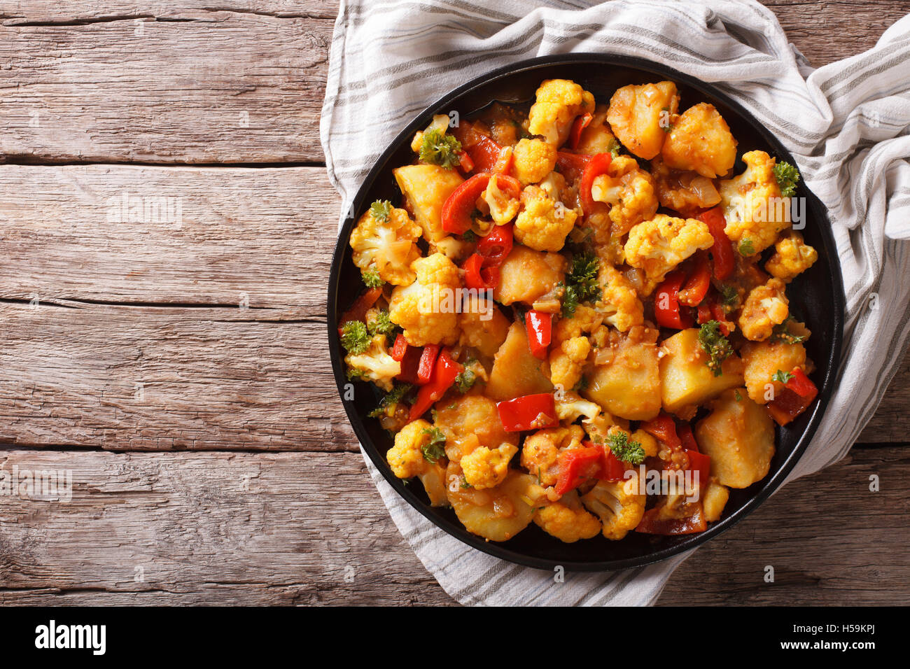 Indisches Essen: Gobi Aloo mit Blumenkohl und Gemüse Nahaufnahme auf einer Platte. horizontale Ansicht von oben Stockfoto