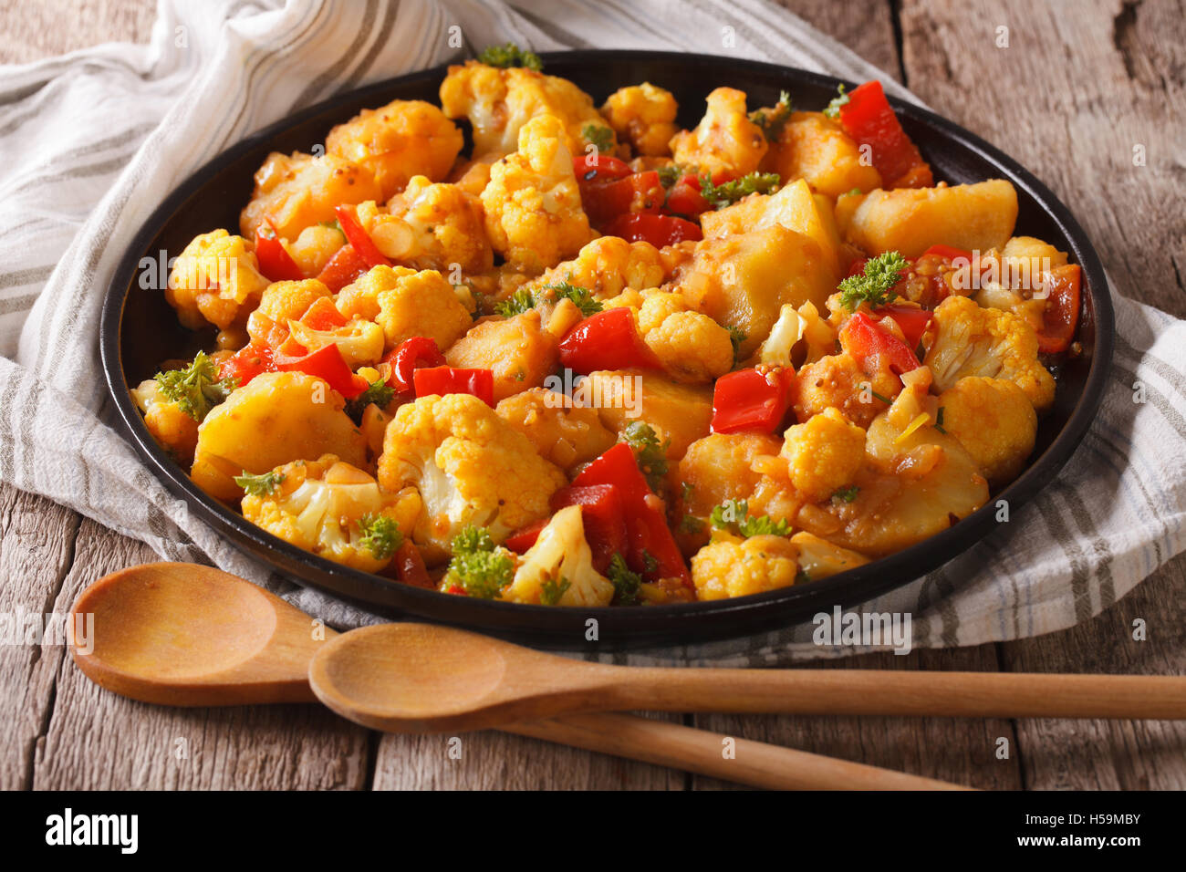 Indische Küche: vegetarisch Aloo Gobi close-up auf dem Tisch. Horizontal, rustikal Stockfoto