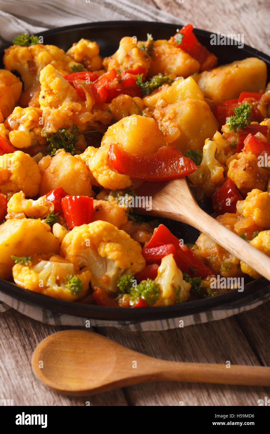 Indisches Essen: Gobi Aloo mit Blumenkohl und Gemüse Nahaufnahme auf einer Platte. vertikale Stockfoto