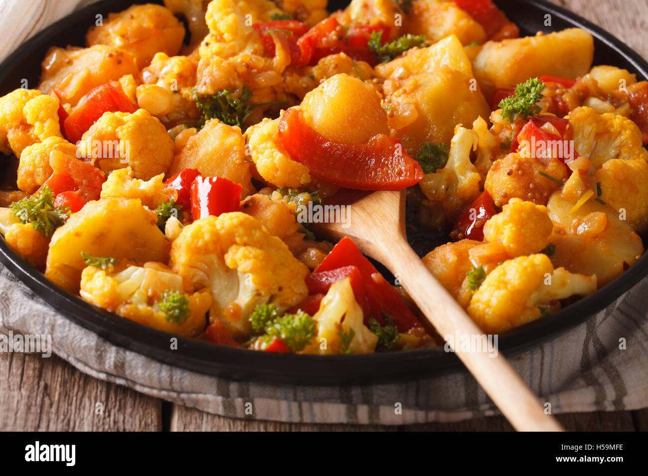 Indische Küche: Gobi Aloo Nahaufnahme auf einem Teller auf den Tisch. horizontale Stockfoto