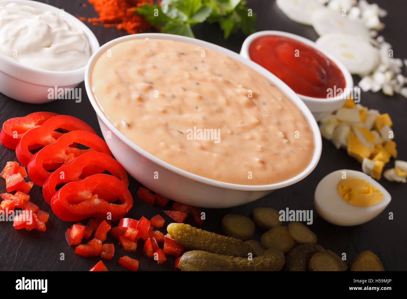 Tausend Inseln umgeben von Zutaten auf einer Tabelle Makro putzt. horizontale Stockfoto