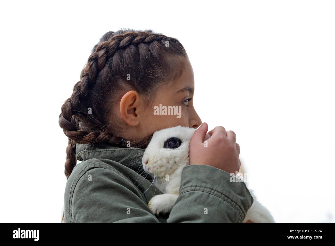 junges Mädchen streicheln Kaninchen am Kinder Bauernhof Kirchdorf, Hamburg, Deutschland Stockfoto