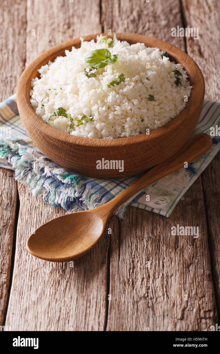 Paleo Essen: Blumenkohl Reis mit Kräutern Nahaufnahme in die Schüssel. Vertikal Stockfoto