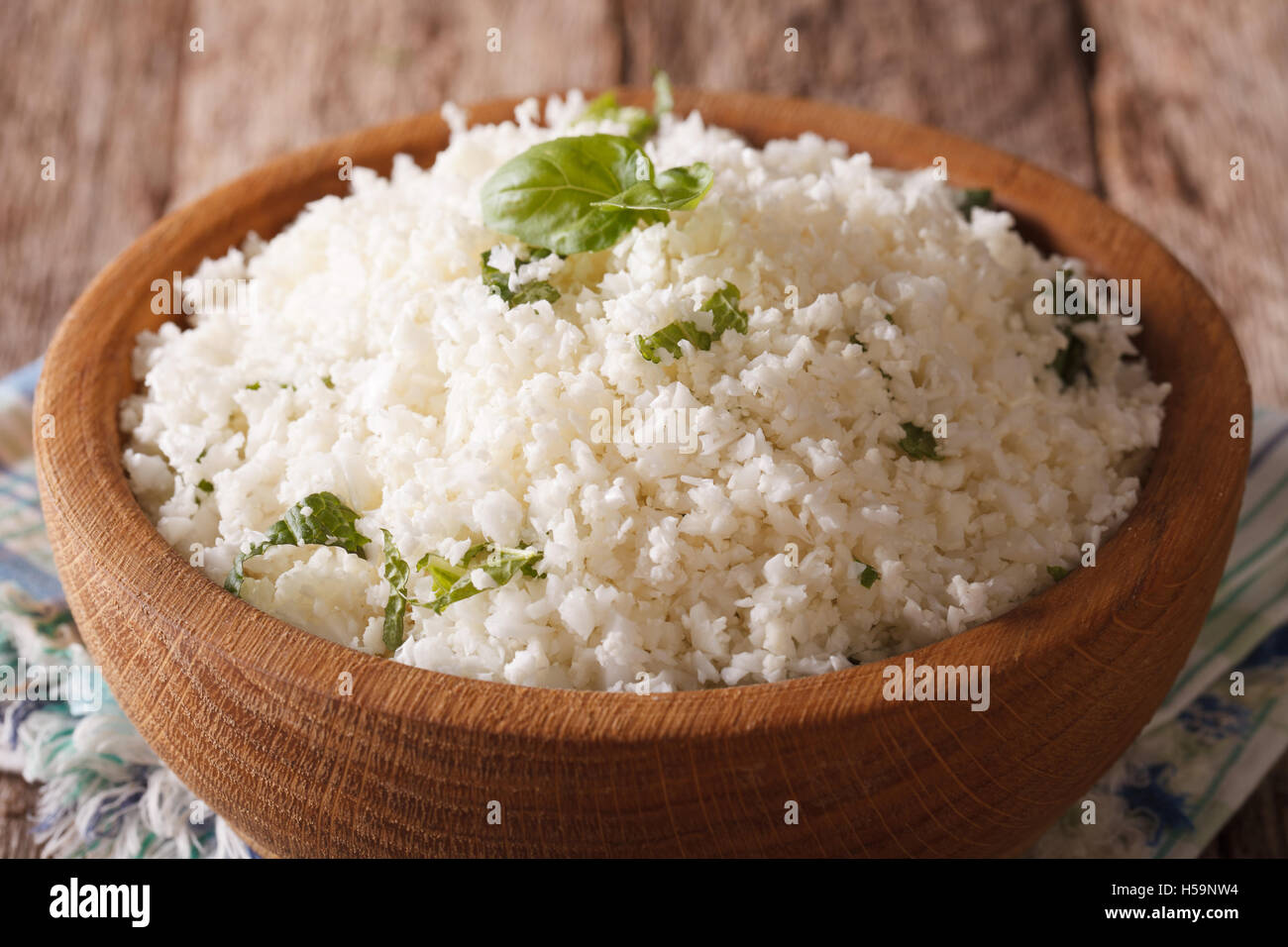 Paleo Essen: Blumenkohl Reis mit Kräutern Nahaufnahme in die Schüssel. horizontale Stockfoto