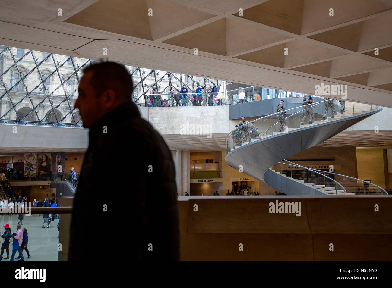 Schwerbewaffnete Soldaten patrouillieren das beliebte Museum Louvre, Paris, als Bestandteil der Ausnahmezustand. Stockfoto