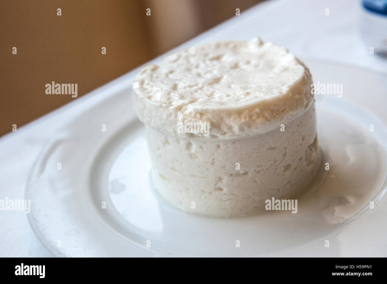 Requeijao auf Teller. Traditionelle portugiesische Hüttenkäse Stockfoto