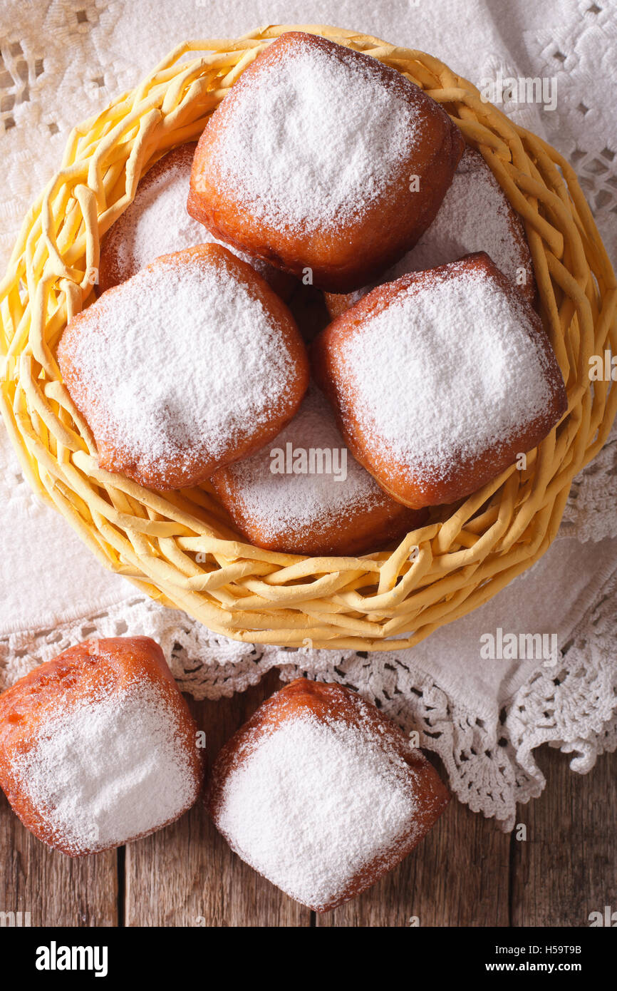 Französische Beignets Donuts mit Puderzucker Nahaufnahme auf dem Tisch. Vertikale Ansicht von oben Stockfoto