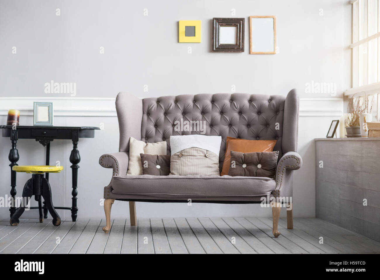 Gemütliches Wohnzimmer Interieur in grauen Farben Stockfoto