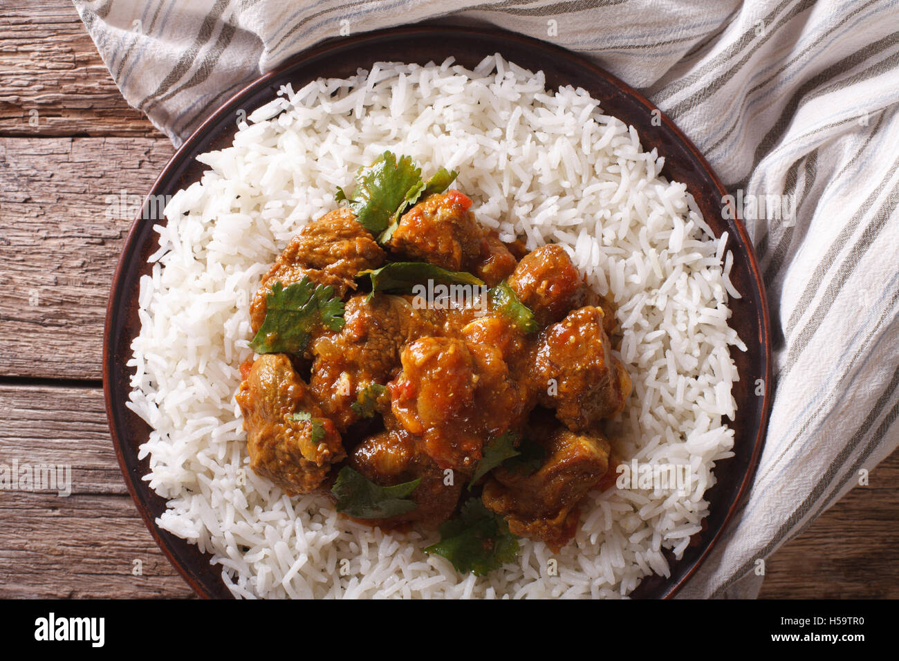 Indisches Essen: Madras Rindfleisch mit Basmati-Reis auf den Tisch-Nahaufnahme. horizontale Ansicht von oben Stockfoto
