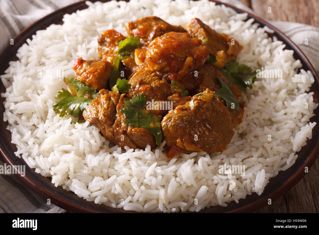 Indische Küche: beef Madras mit Basmati Reis Nahaufnahme auf einer Platte. horizontale Stockfoto