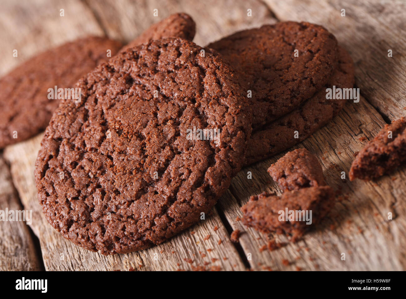 Frische Schokolade Kekse mit Rissen Nahaufnahme auf dem Tisch. Horizontal, rustikal Stockfoto