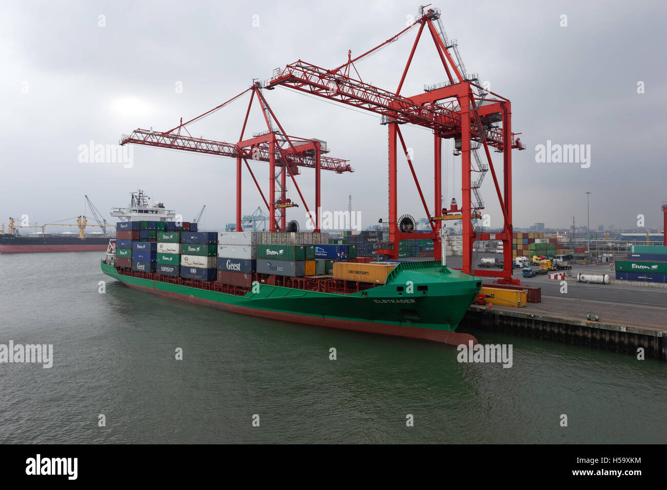 Industrielle Landschaft Bild von einem Containerschiff im Hafen von Dublin, Irland. Stockfoto