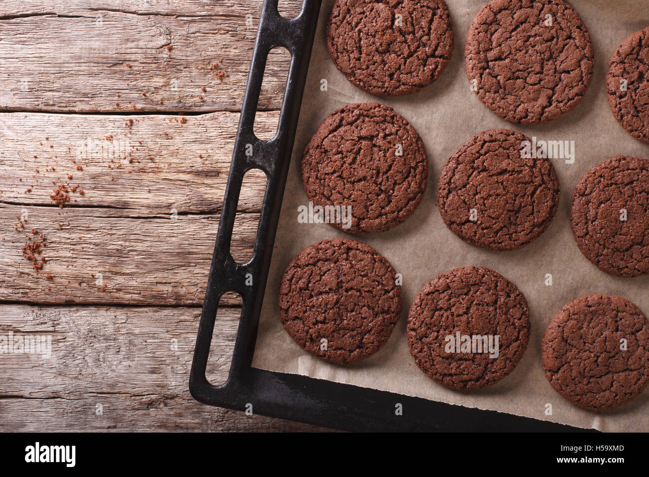 Schokoladen Lebkuchen auf dem Backblech auf einem Tisch. horizontale Ansicht von oben Stockfoto