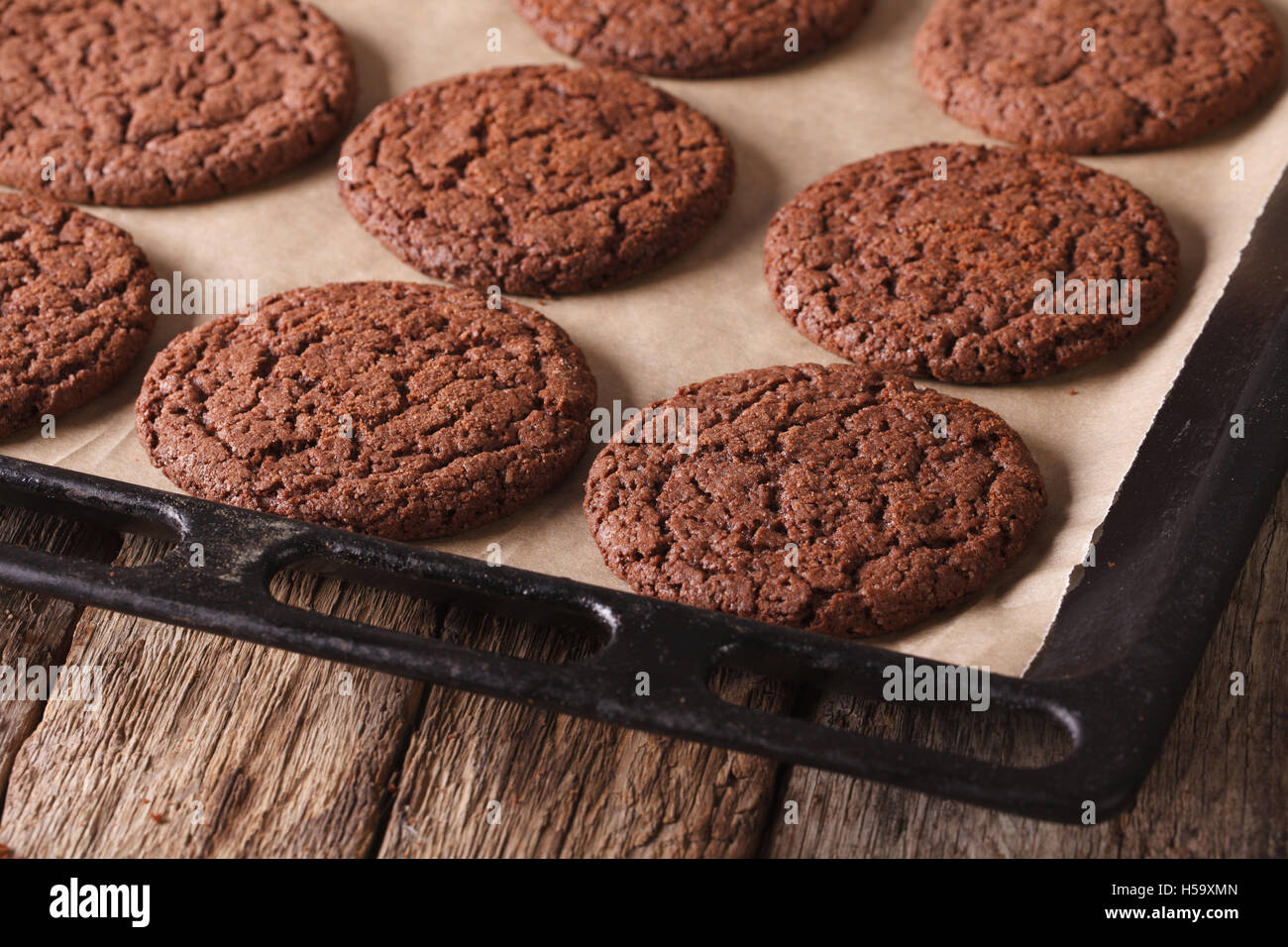 Frisch gebackene Schokolade Lebkuchen auf das Backblech mit einer Tabelle Großaufnahme. Horizontale Stockfoto