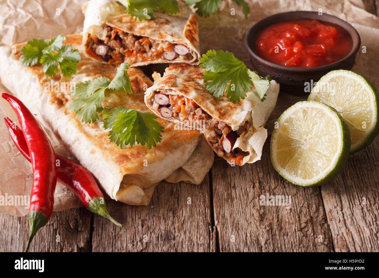 Mexikanisches Essen: Chimichanga mit Fleisch und Gemüse Nahaufnahme auf ...