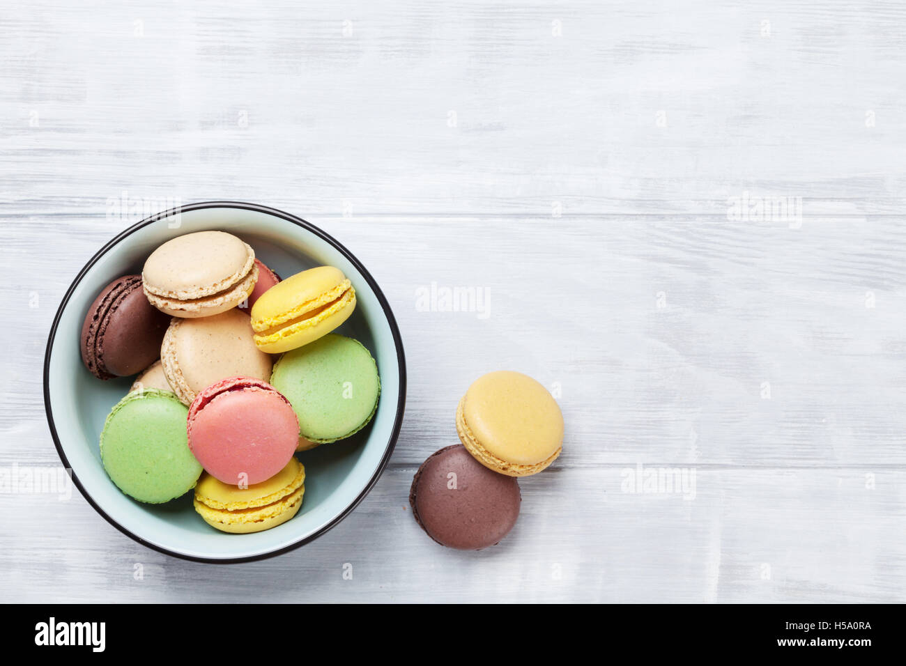 Bunte Makronen auf Holztisch. Süßen Macarons. Draufsicht mit textfreiraum für Ihren text Stockfoto