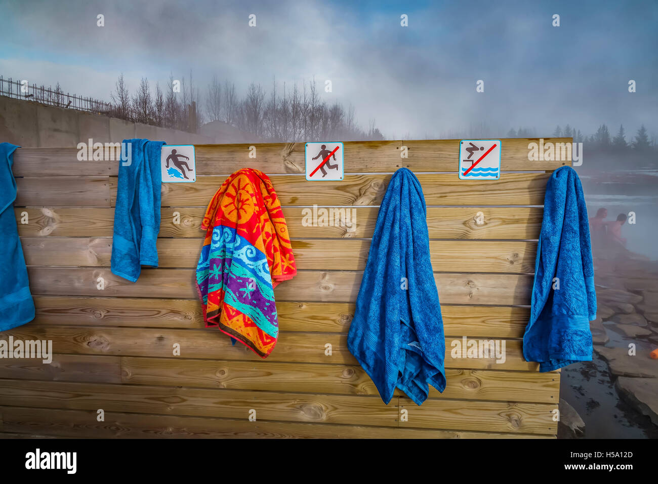 Handtücher hängen draußen an eine geothermische Badebecken, Secret alten Lagoon, Fludir, Island Stockfoto