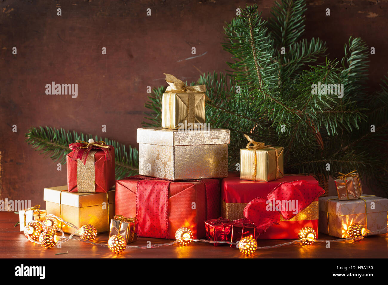 rote und Goldene Weihnachten Geschenk-Box und Dekoration Laterne Kerze Stockfoto