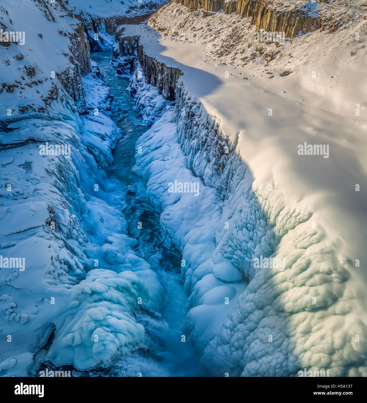 Gullfoss Wasserfall, Winter, Island. Gullfoss übersetzt bedeutet Golden fällt. Dieses Bild wird mit einer Drohne geschossen. Stockfoto