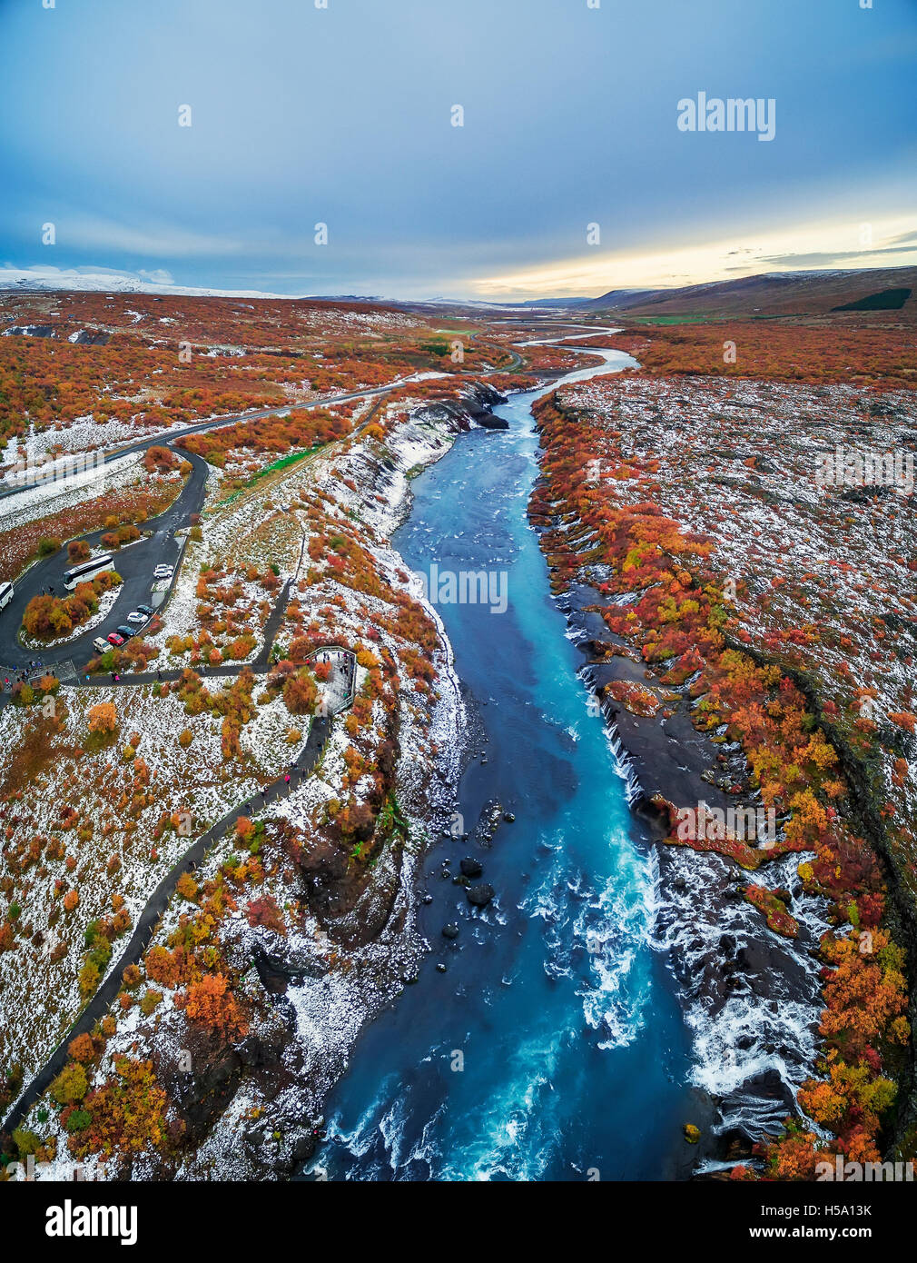 Hraunfossar Wasserfälle im Herbst, Borgafjordur, Island. Dieses Bild wird mit einer Drohne geschossen. Stockfoto