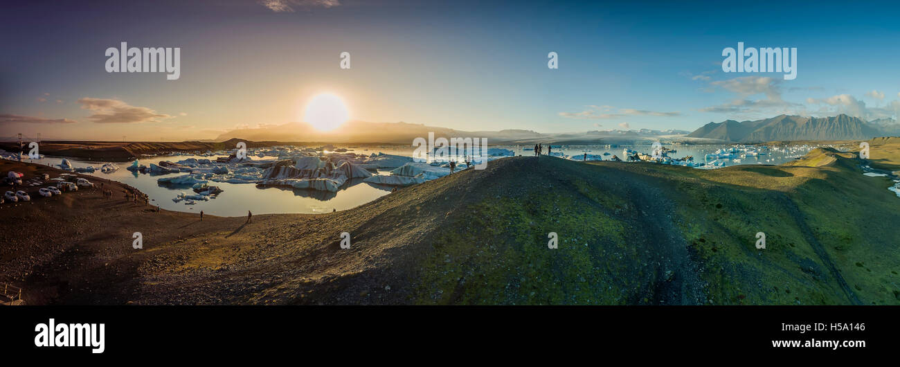 Luftaufnahme von Eisbergen in Jökulsárlón, Breidamerkurjokull, Vatnajökull-Eiskappe, Island. Dieses Bild wird mit einer Drohne geschossen. Stockfoto