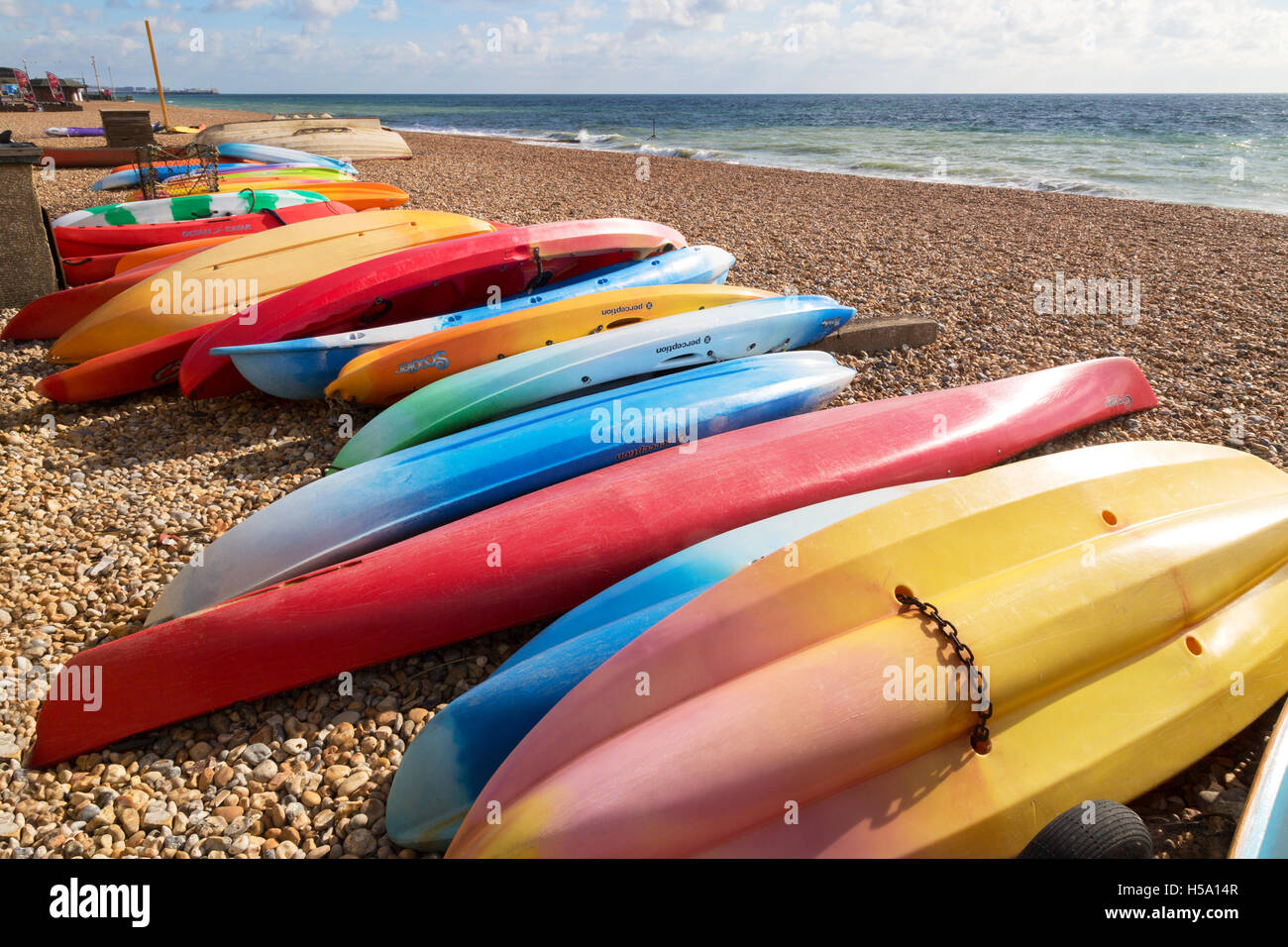 Bunte Kajaks am Strand von Brighton, Brighton, Sussex UK Stockfoto