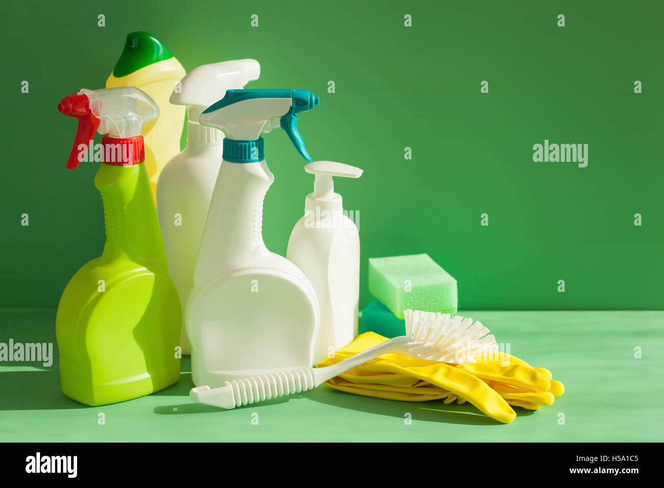 Reinigung Produkte Haushalt Spray Pinsel Schwamm Handschuh Stockfoto