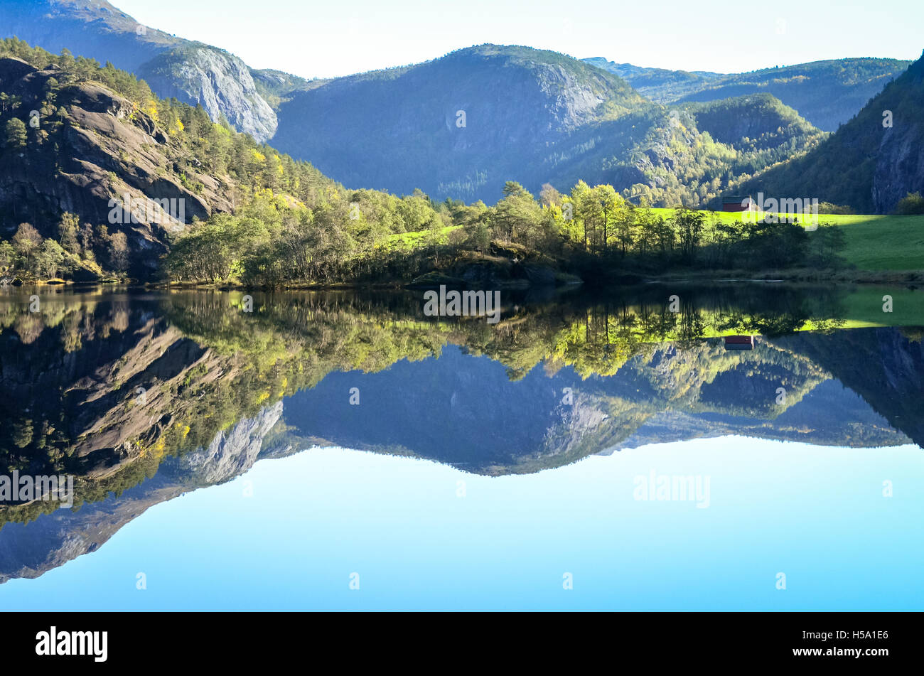 perfekte Spiegelung der Berge im Fjord Wasser, Norwegen Stockfoto