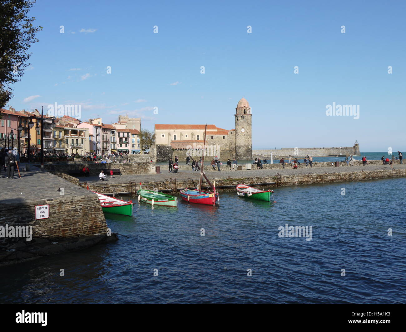 Glockenturm von Collioure, Südfrankreich, und traditionellen katalanischen Boote Stockfoto