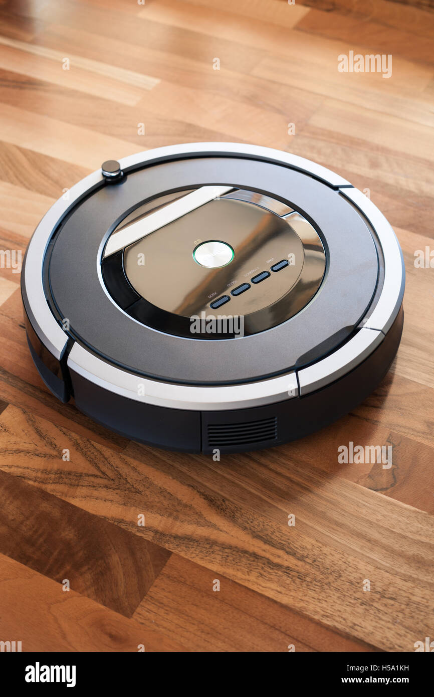 Roboter-Staubsauger auf Holz Laminatboden smart Reinigungstechnik Stockfoto