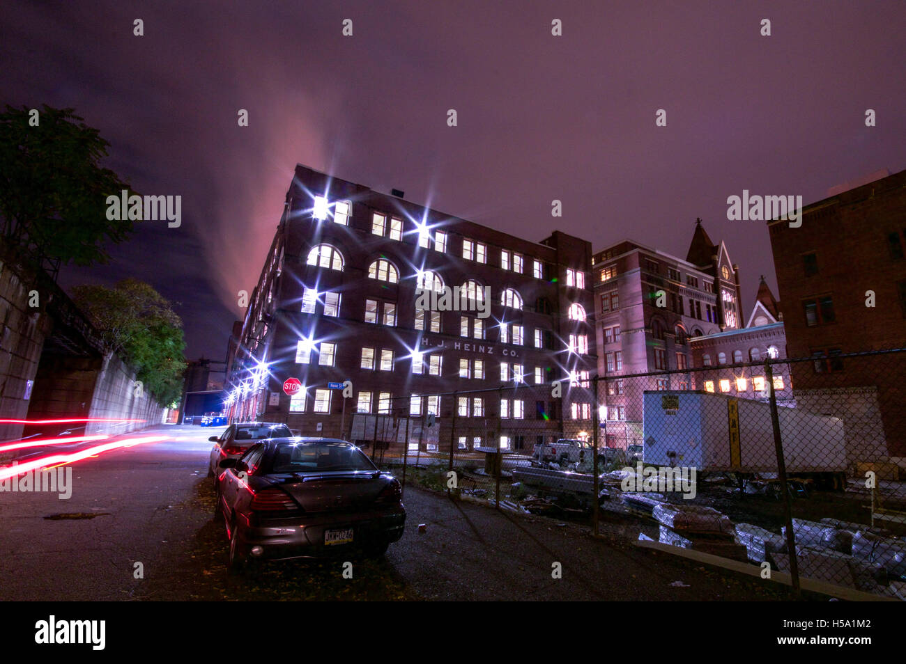 Nacht-Foto von der ehemaligen Heinz-Fabrik in Pittsburgh, Pennsylvania Stockfoto
