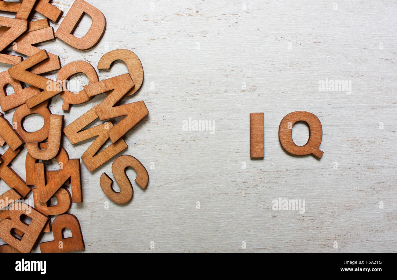 Wort-IQ (Intelligenzquotient) sind mit Holzbuchstaben auf einen alten weißen hölzernen Hintergrund gemacht Stockfoto