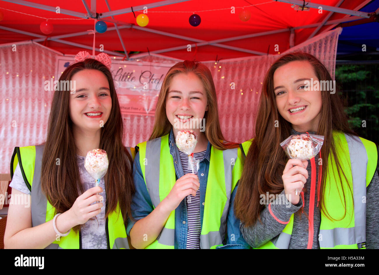 Drei junge Ehrenamtliche Verkäuferinnen auf ein Carrickmacross-Messe Stockfoto