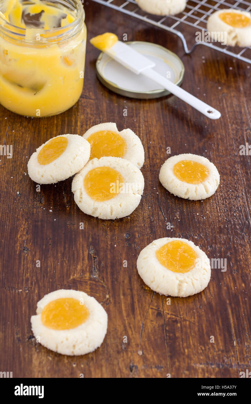Fingerabdruck-Cookies mit Lemon Curd Stockfoto