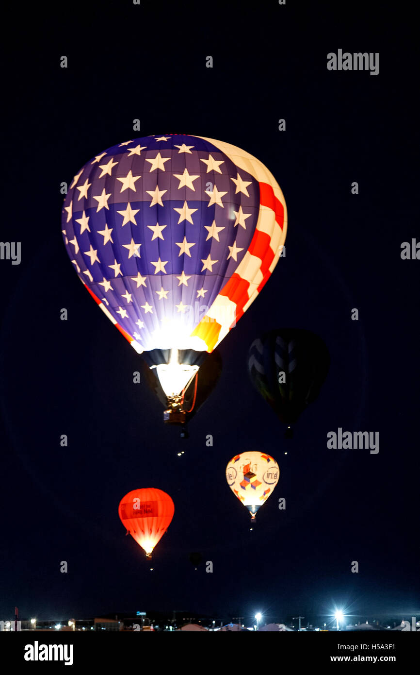 Dawn Patrol, beleuchteten Heißluftballons in die Luft, Albuquerque International Balloon Fiesta, Albuquerque, New Mexico USA Stockfoto