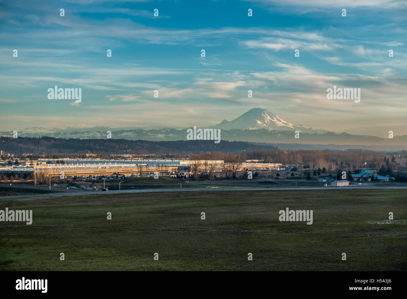 Mount Rainier erhebt sich über Lager in Kent, Washington. Stockfoto