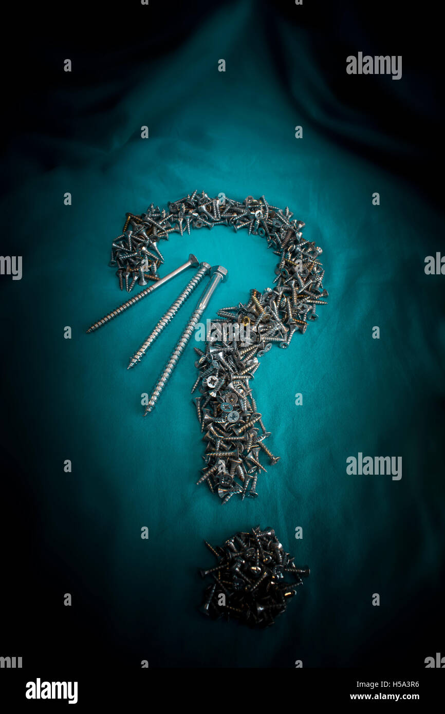 Kleinen Twin-schnell-Schrauben in Form von Fragezeichen auf dunklem Hintergrund gefüttert Stockfoto