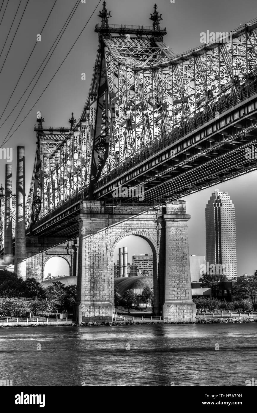 NEW YORK, NEW YORK - 2. Oktober 2010: Queensboro (Ed Koch/59th Straße) Brücke in schwarz und weiß, wie gesehen von Manhattan entfernt, mit einem Stockfoto