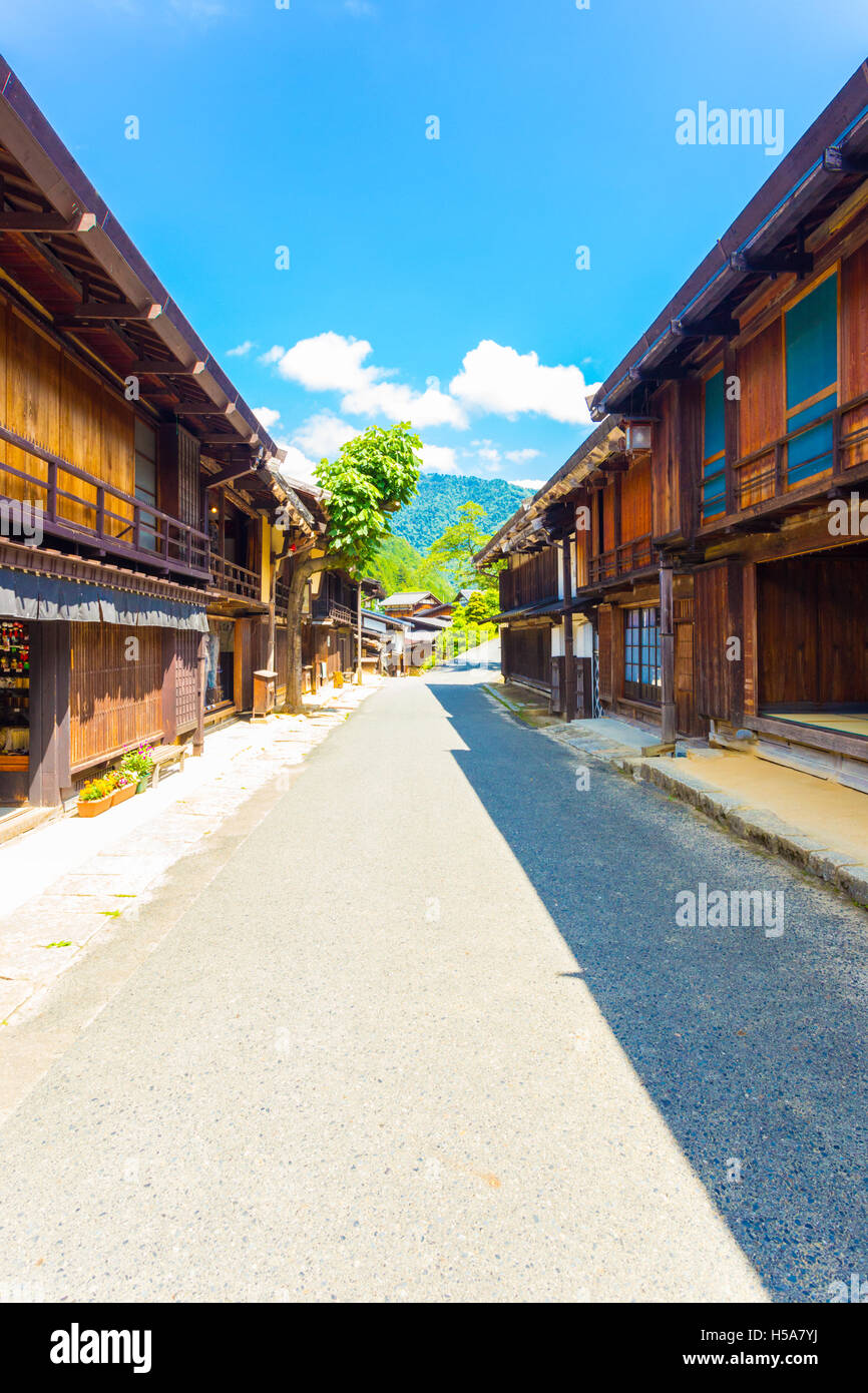 Traditionelle Holzkonstruktionen säumen die Seiten von der Hauptstraße von Tsumango auf dem Tsumango-Poststraße Teil der Nakasendo Route in Gif Stockfoto