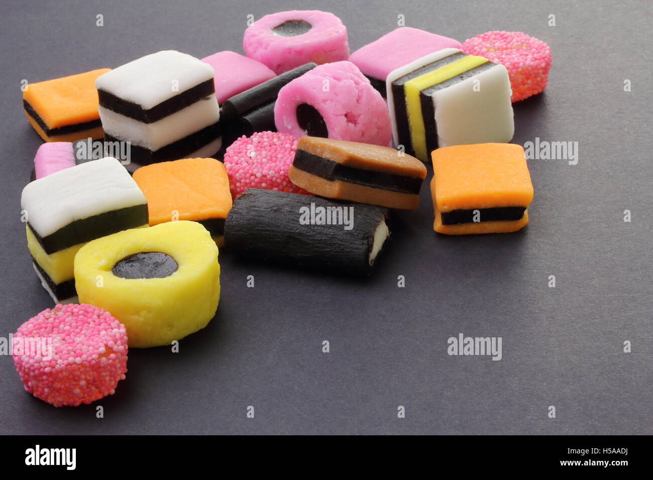 Liquorice Allsorts oder Lakritze Allsorts auf einem einfarbigen Hintergrund Stockfoto