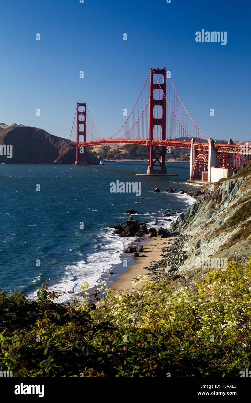 Blick von Marshalls Strand auf der Golden Gate Bridge in San Francisco, Kalifornien, USA an einem wolkenlosen Abend. Stockfoto